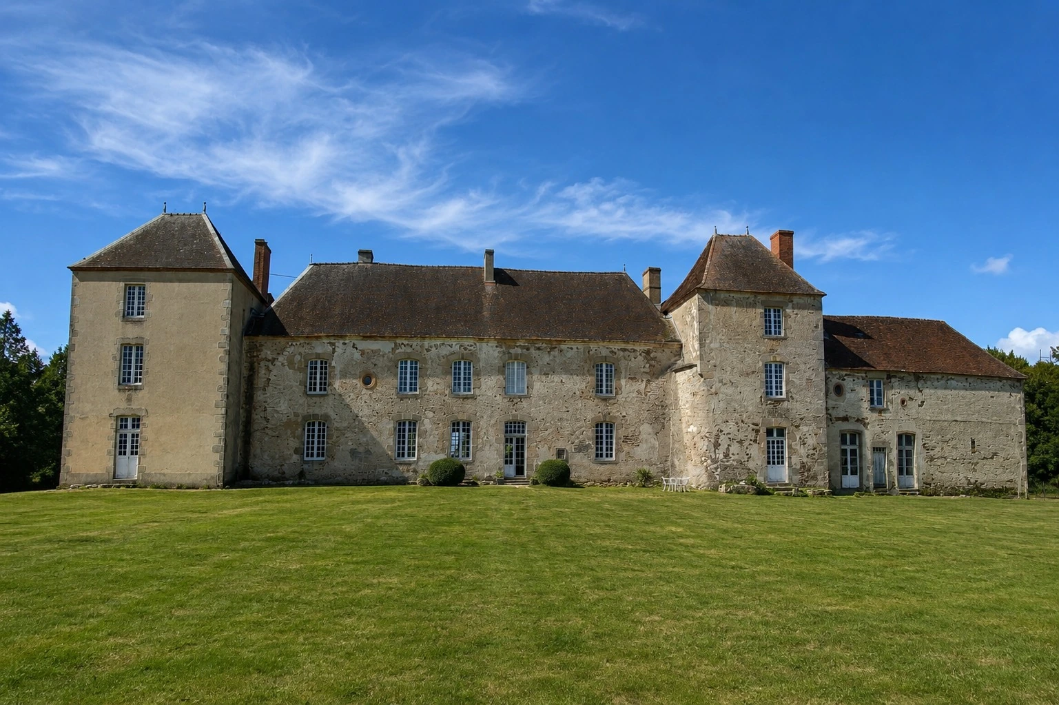 Vue générale du Château de Grandsagne depuis la prairie