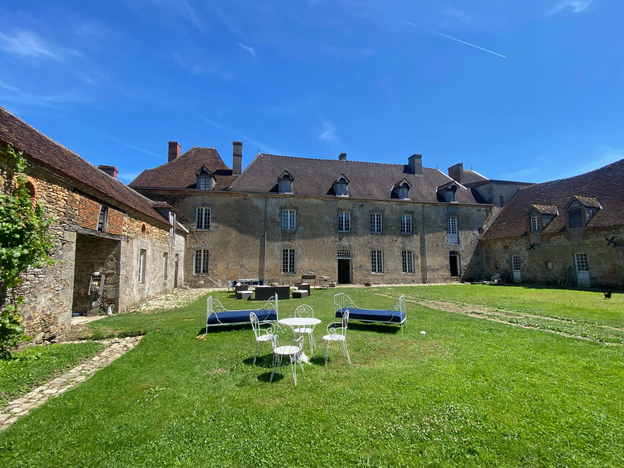 Cour d’honneur du Château de Grandsagne