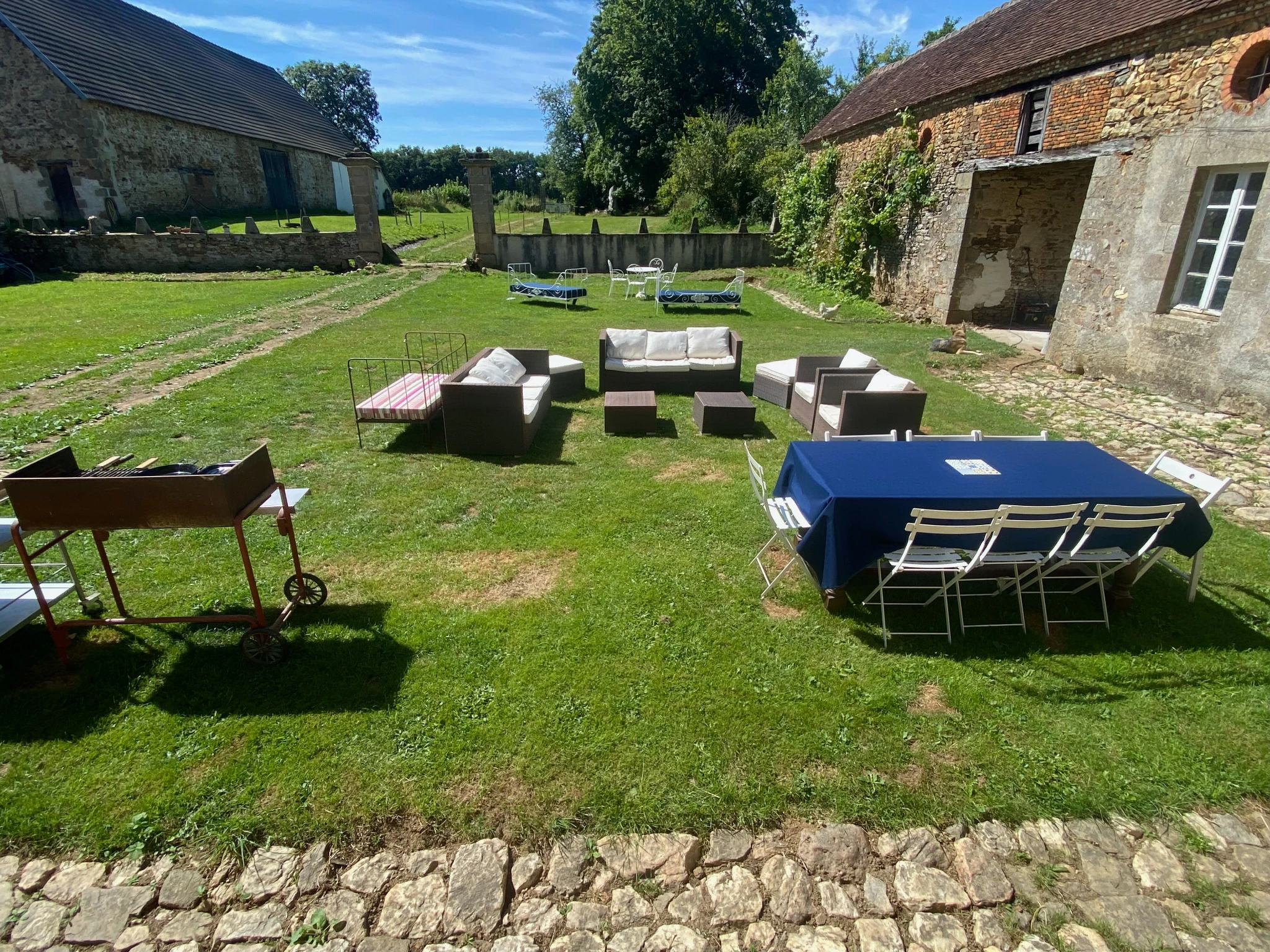 Dépendances et espaces de vie dans la cour du Château de Grandsagne